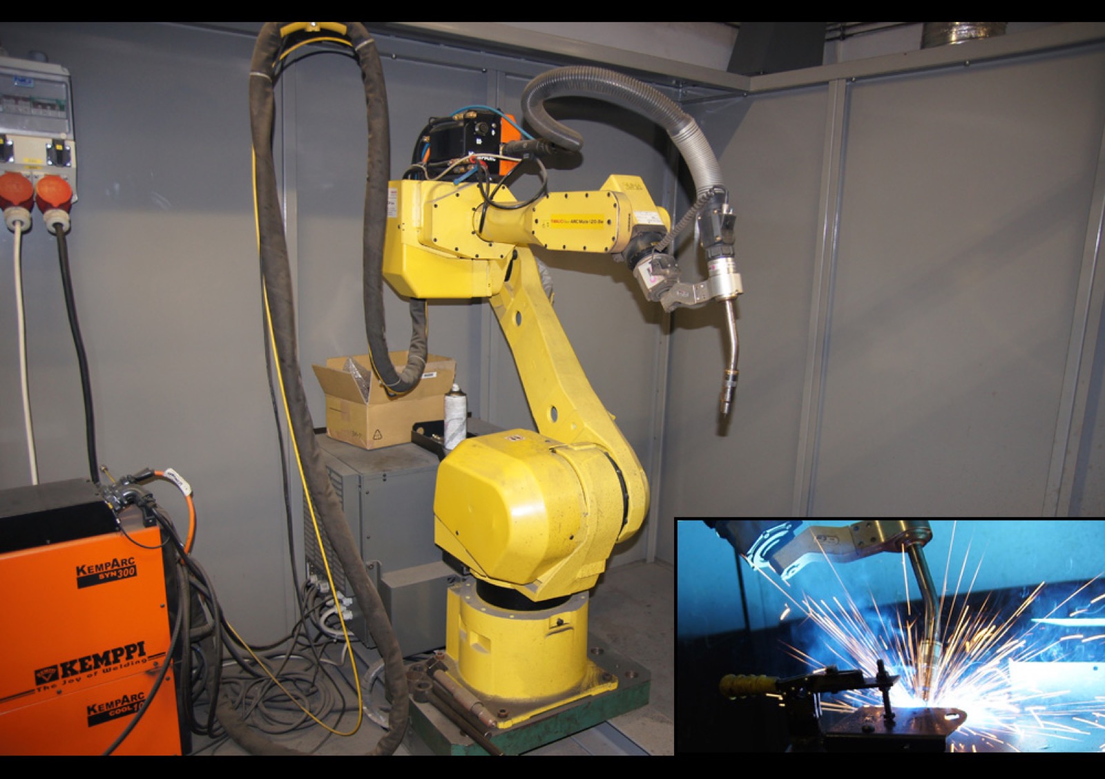 Žlutý svařovací robot v dílně